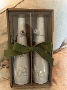 Mud pie oil and vinegar carafes